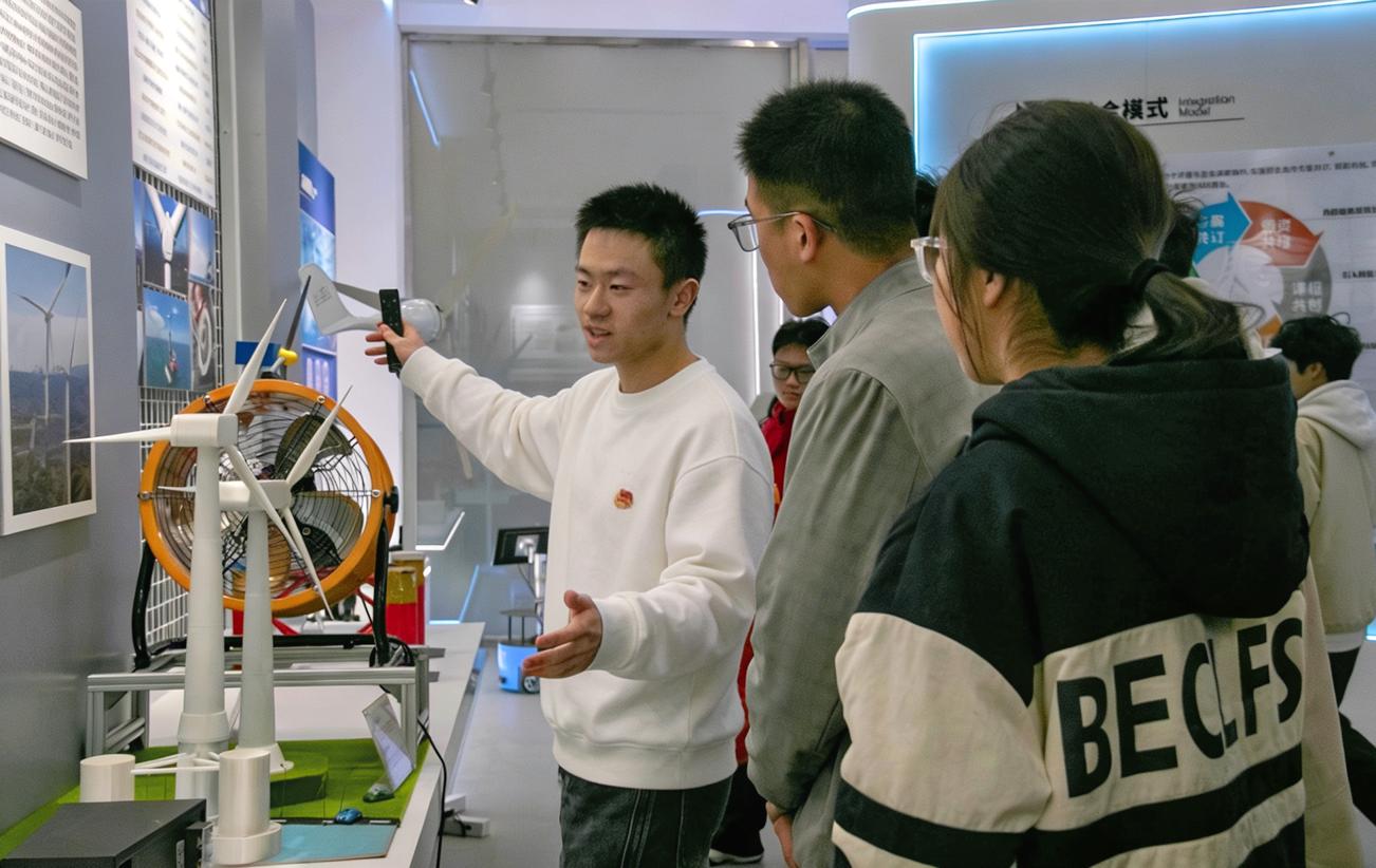 学院组织新生到风力发电创新研究院开展主题实践活动