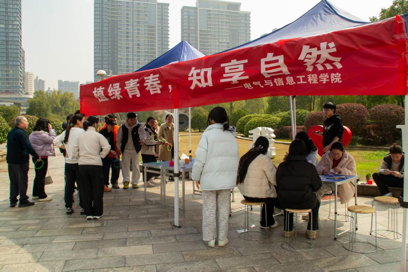 植绿青春，知享自然——电气与信息工程学院开展特色植树节活动