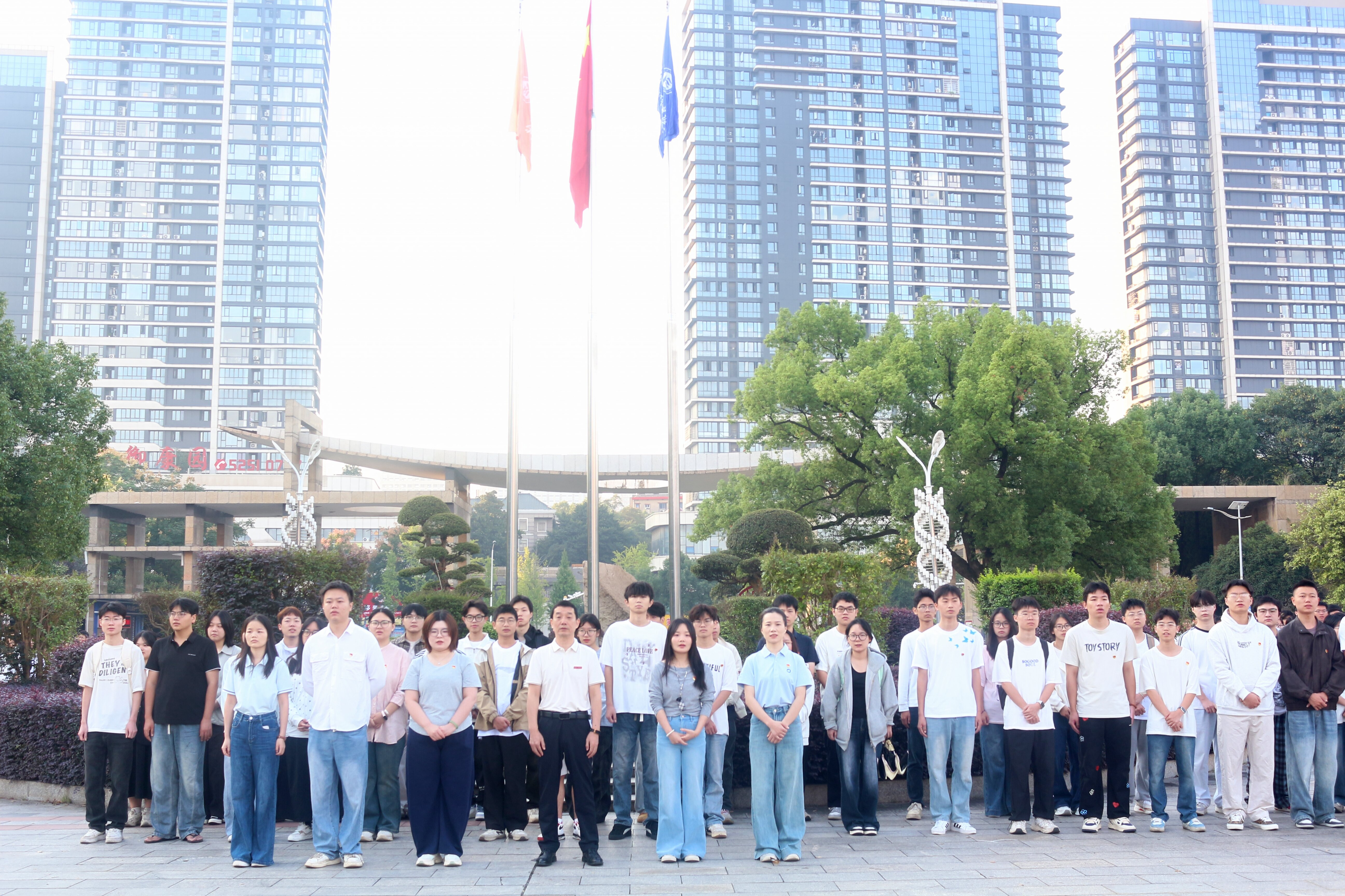 “赓续爱国薪火，勇担青春使命”——电气与信息工程学院隆重举行升国旗仪式